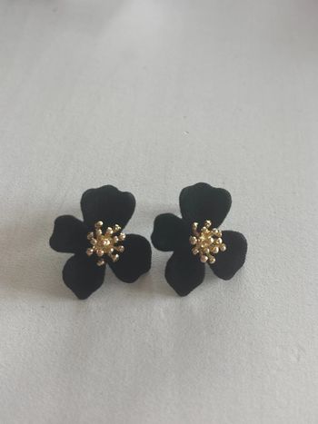 Boucles d’oreilles en velours noir et doré fleurs