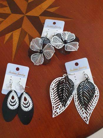 Lot de boucles d'oreilles.