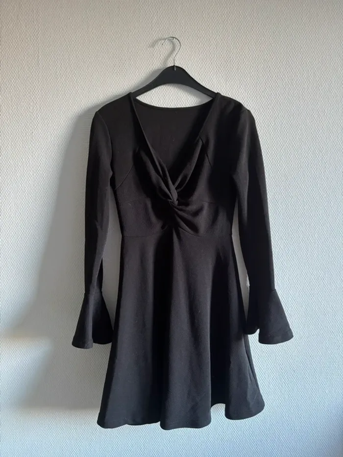 Robe fluide noire avec noeud