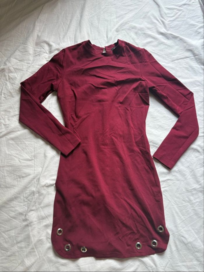 Robe bordeaux, décolletée au dos - photo numéro 3