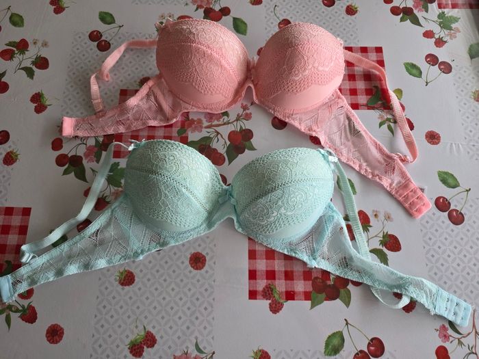 LOTS DE 2 SOUTIEN-GORGE DENTELLE NEUF JAMAIS PORTER TAILLE 95C MARQUE FLEURS PAPILLONS