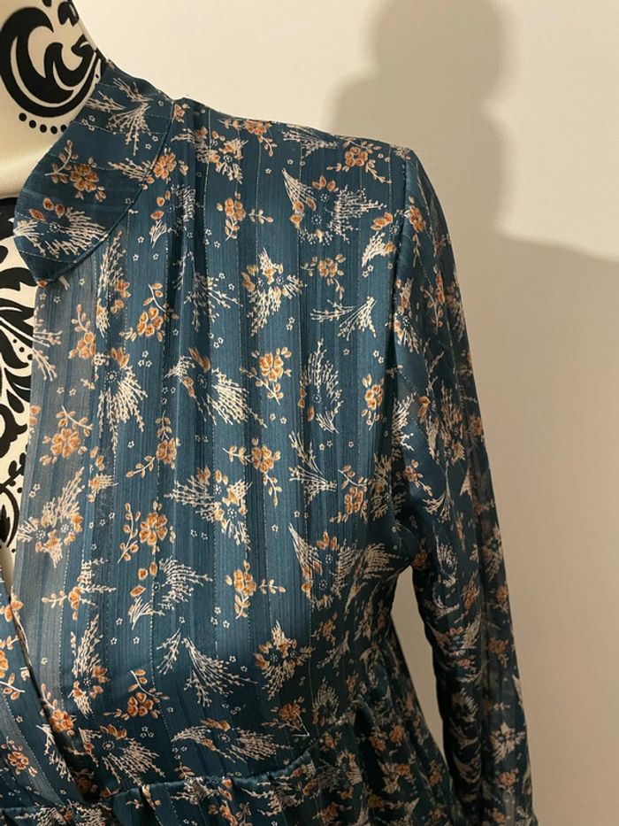 Robe à manches longues en voile doublé bleu satinée à motifs beige col V rue des Abbesses taille 38 - photo numéro 6