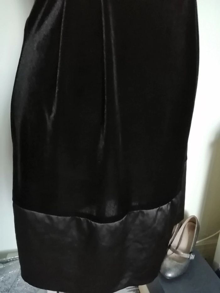 Petite robe noire. Effet velours et satin - photo numéro 2