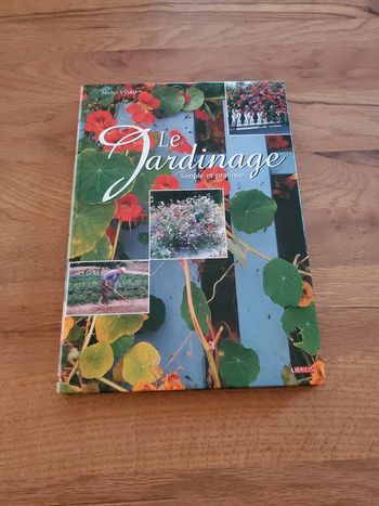 Livre Broché et Illustré Le Jardinage simple et pratique