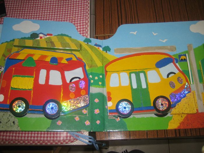 livre grand garage 4 voitures à lires cartonné TBE - photo numéro 3