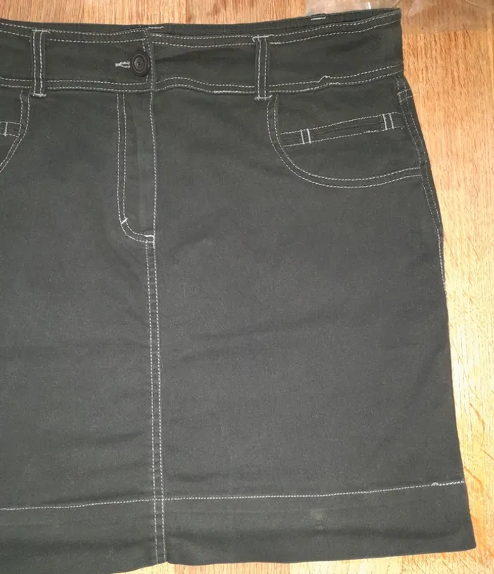 Jupe noire taille 46 u essentielle - photo numéro 3