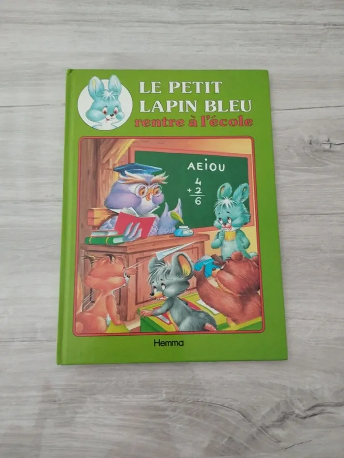 Le petit lapin bleu rentre à l'école