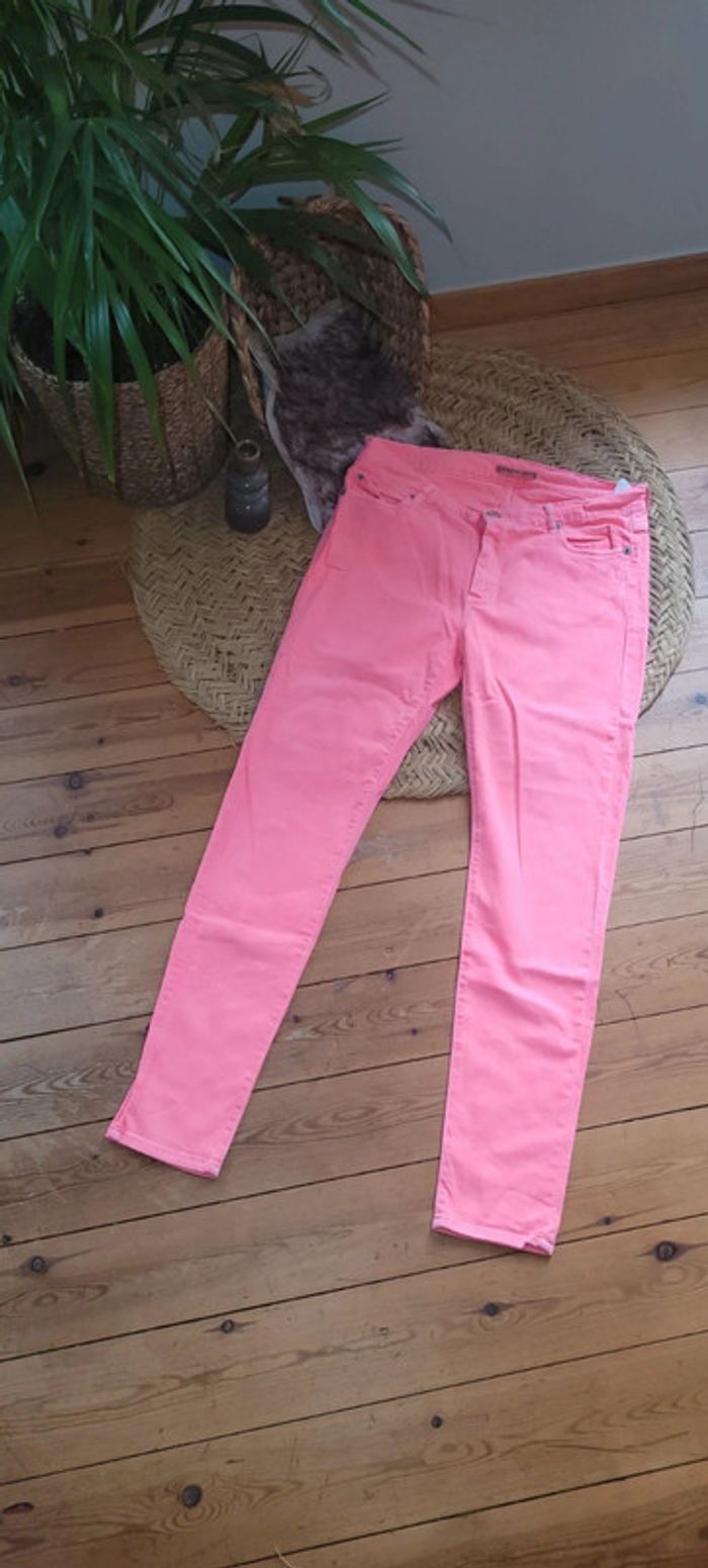 Joli jeans Ninety Five rose fluo Taille 42