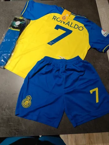Tenue foot Christiano Ronaldo al nassr jaune. T.26