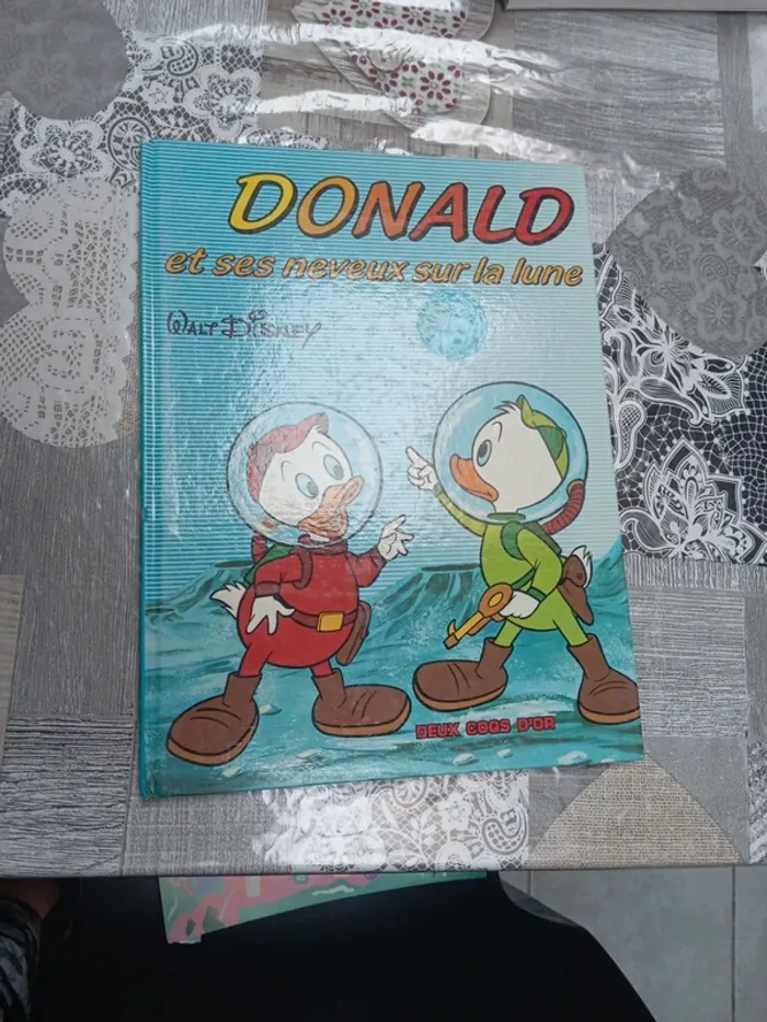 Donald et ses neveux sur la lune