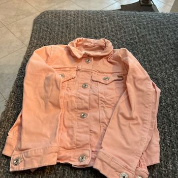 Blouson en jean rosé