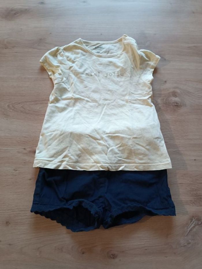 Tee shirt jaune + short bleu foncé