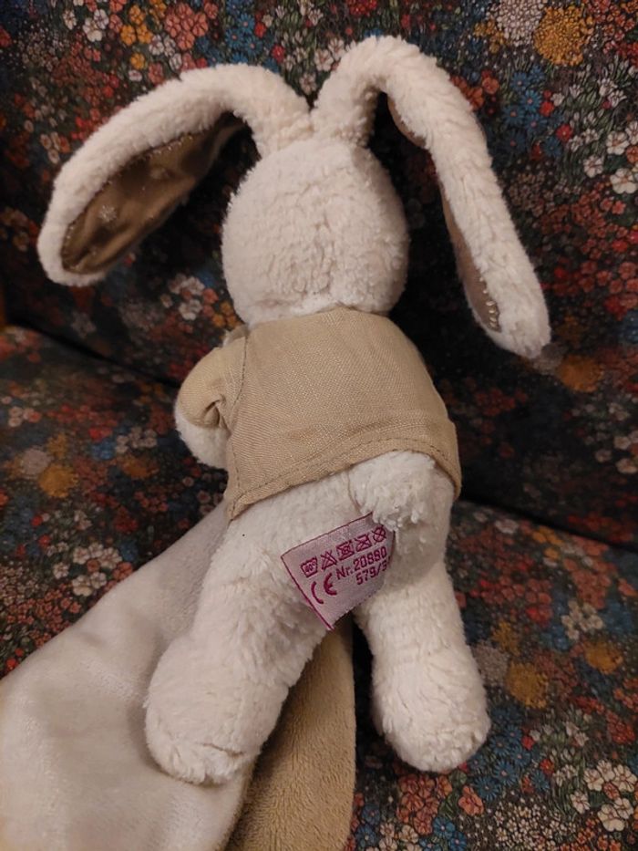 Pommette - doudou lapin blanc avec son mouchoir - photo numéro 5