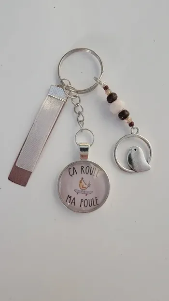 Cadeau humour, porte clé message bijoux de sac " ça roule ma poule"