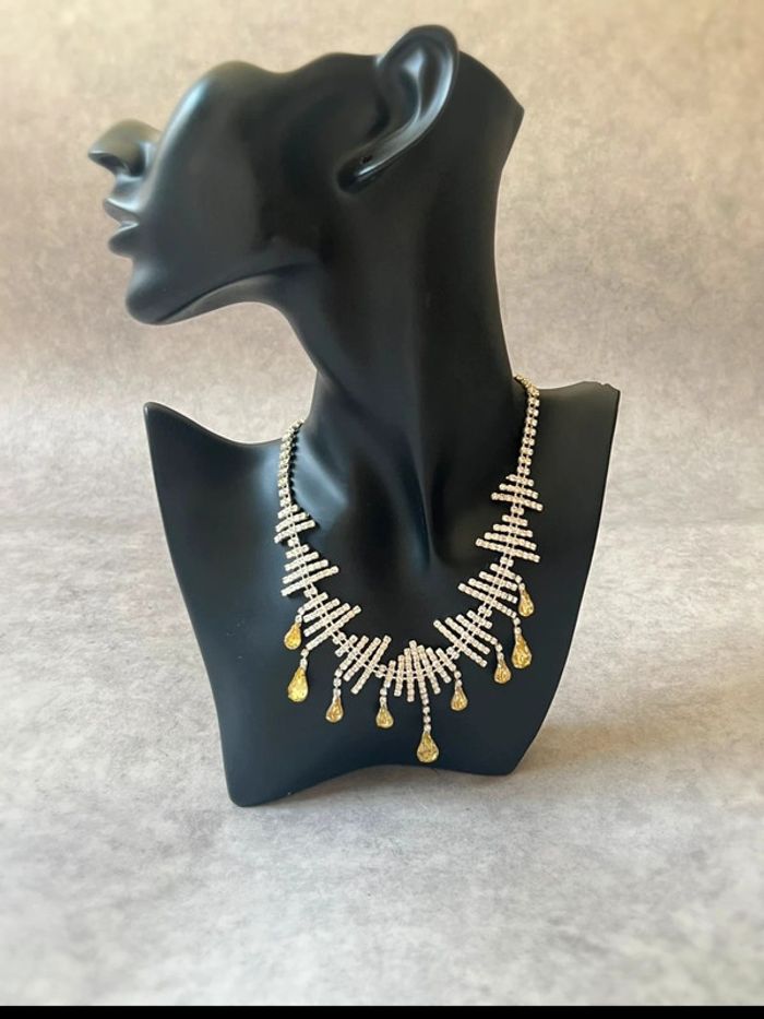 Collier avec des petits diamants blanc et jaunes.