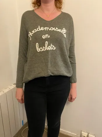Pull kaki col V avec écriture