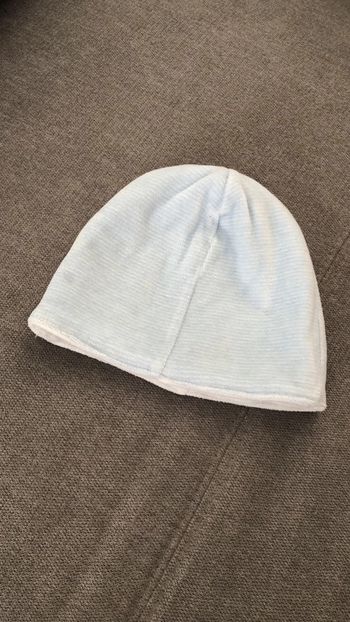Bonnet blanc et bleu