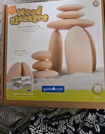 Pierres de rivière Guide Craft 20 pierres de rivière en bois Guide craft en excellent état.  10 cartes en carton epais en excellent état également.
Magnifique 
Jeu d'équilibre sensoriel 
Montessori