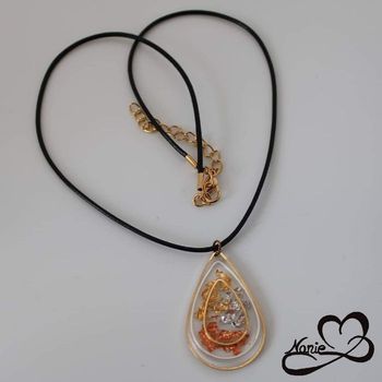 Pendentif en résine transparent avec des feuilles !!