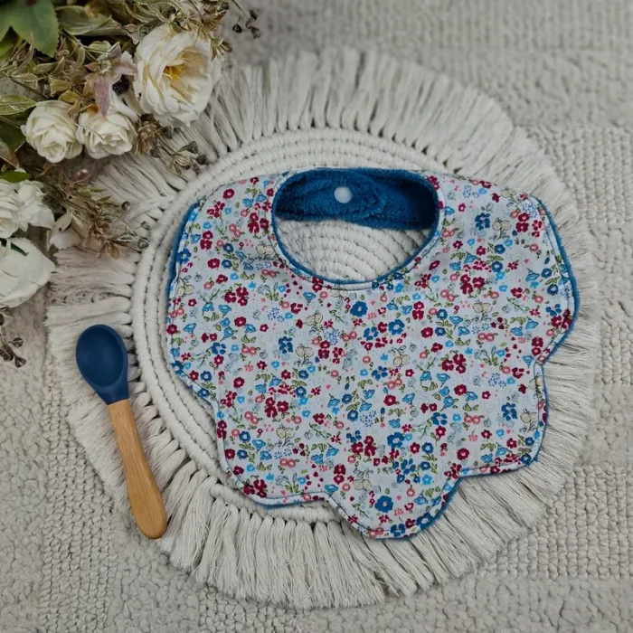 Bavoir forme fleur motif fleurie