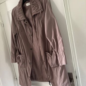 Imperméable beige.