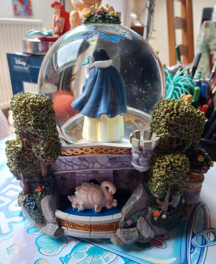 Snowglobe disney disneyland Paris musical princesses - photo numéro 2