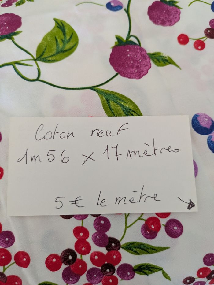 Tissu coton neuf fruits rouges - photo numéro 2