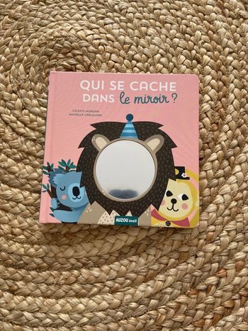 Livre qui se cache dans le miroir