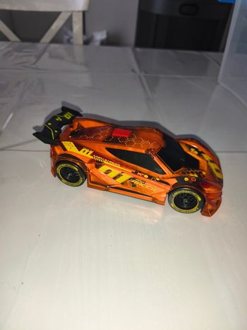 Voiture lumineuse et sonore