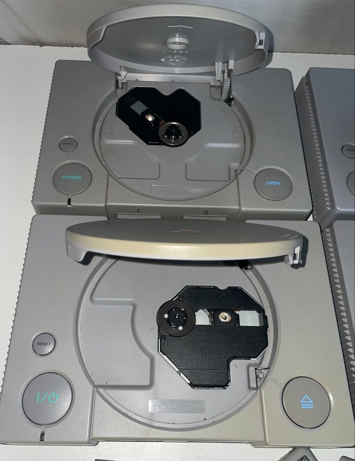 lot consoles PS1 + câbles, manettes, cartes mémoires - photo numéro 3