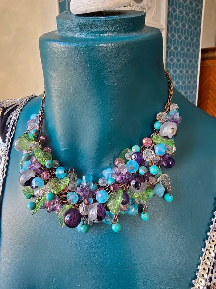 Original collier fantaisie perles translucides  fruits et feuilles - photo numéro 3