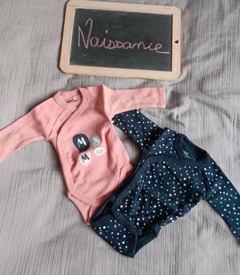 Lot de 2 body taille naissance en très bon état