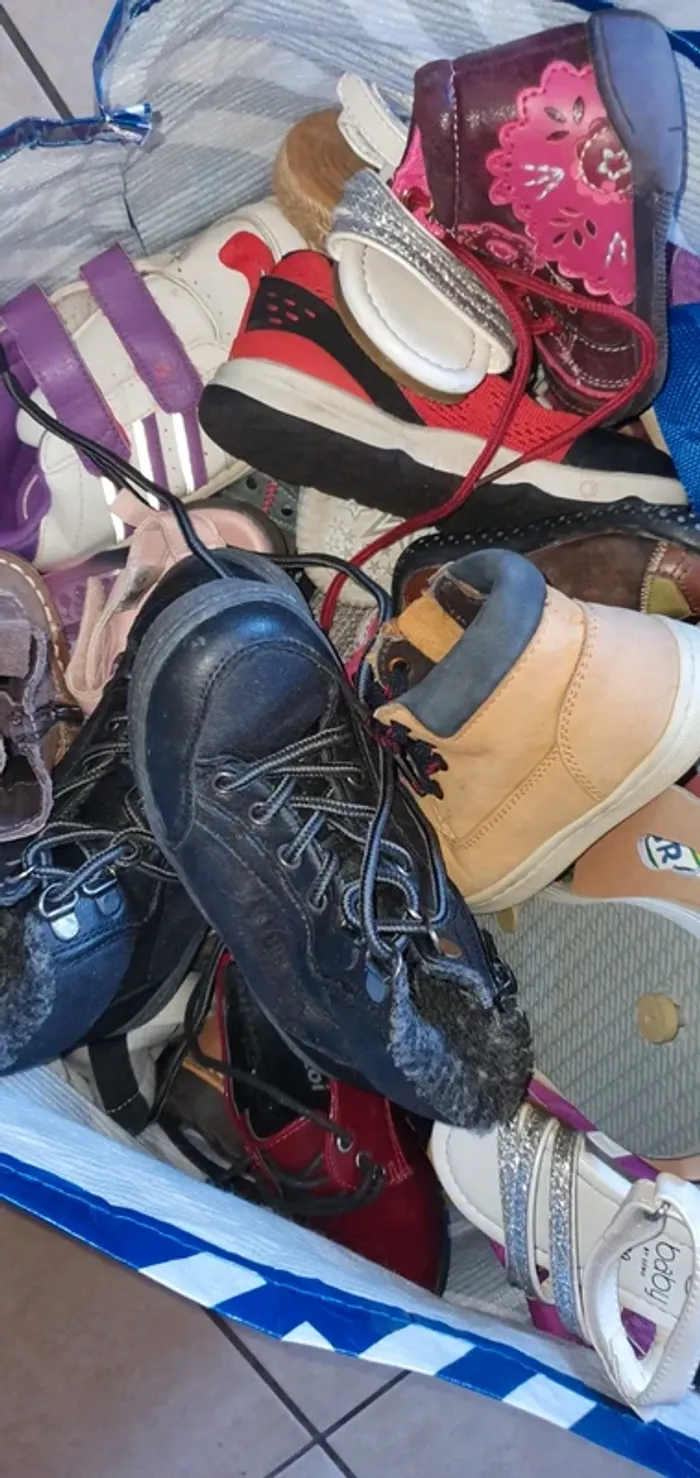 Très grosse poche remplie de chaussures enfants bébé - photo numéro 3