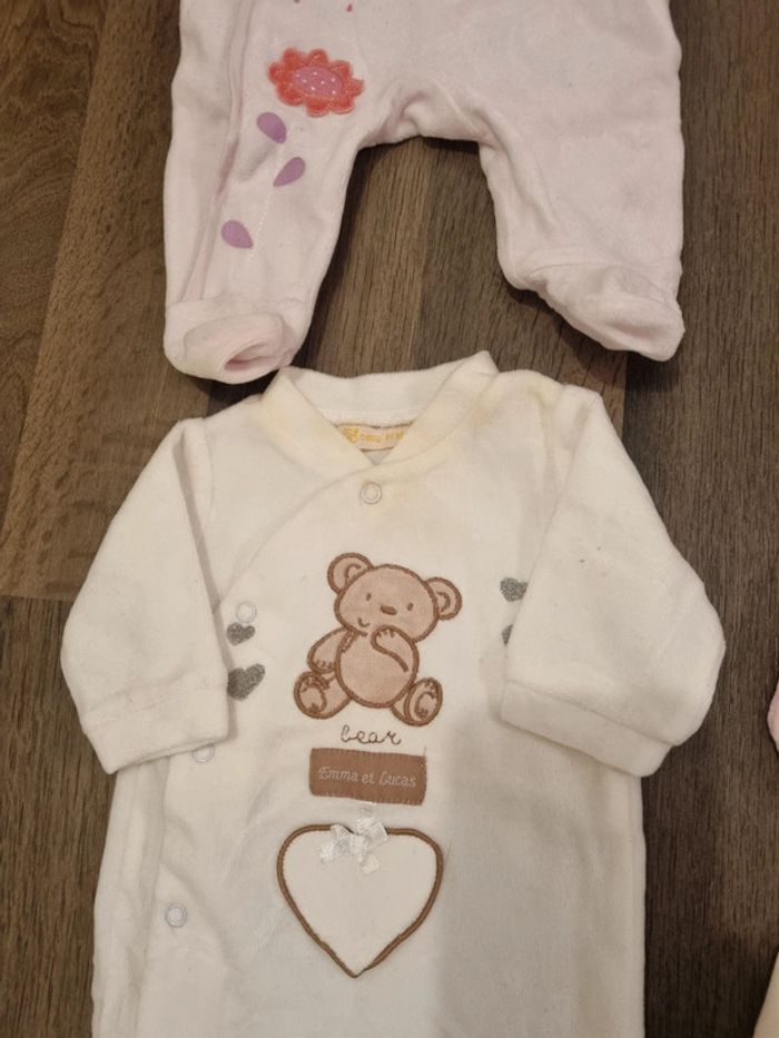 Lot de 12 babygros/grenouillères + 2 bodys + 1 body combi. Fille. Taille 1 mois. Neuf et TBE et BE - photo numéro 6