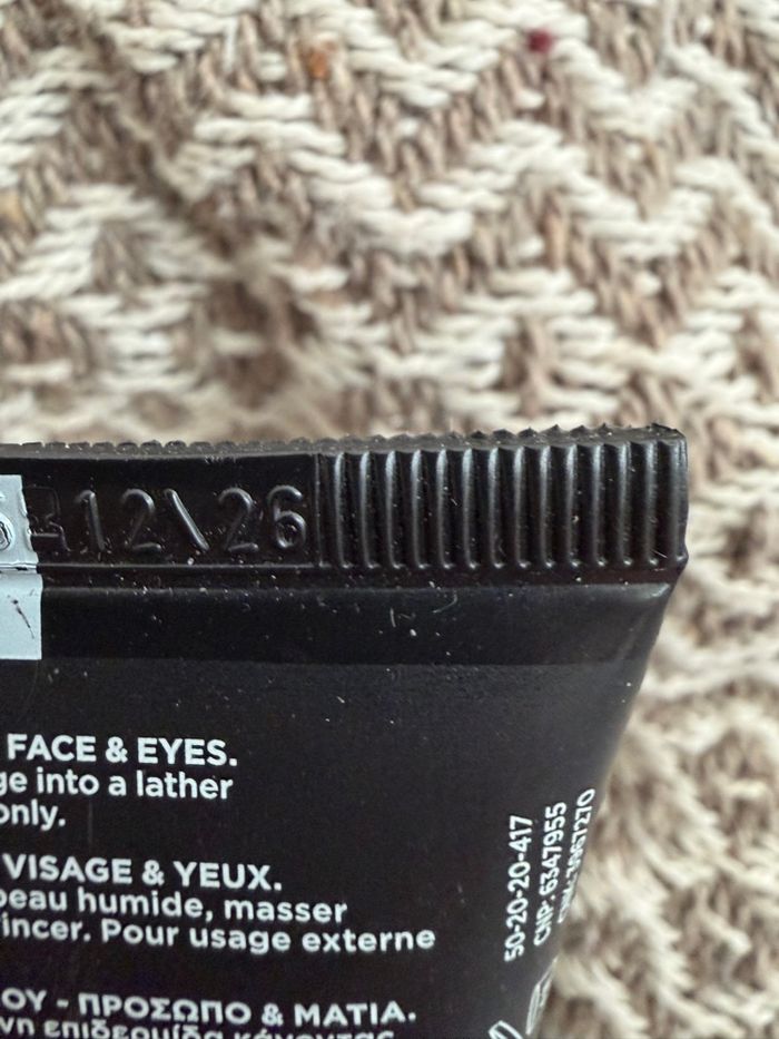 Gel nettoyant noir visage yeux 50 ml apivita neuf avec étiquette - photo numéro 2