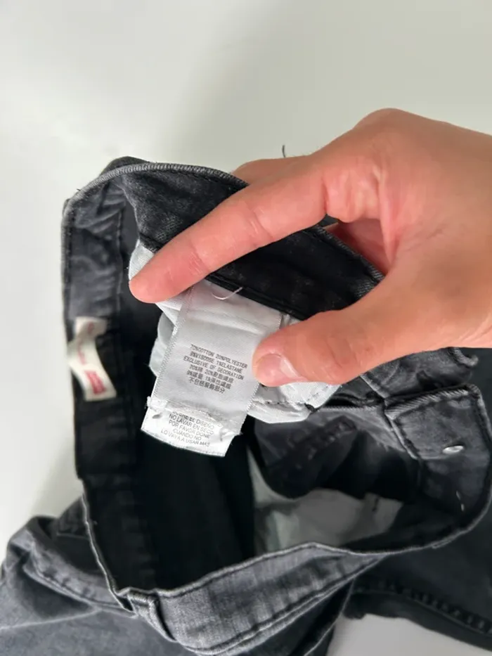 Jean Levi's Femme Noir W29 L29 | Slim Taper Troué | Taille FR40 | Très Bon État BP39 - photo numéro 5