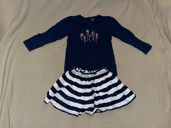 Ensemble marin jupe et tee shirt taille 2 ans