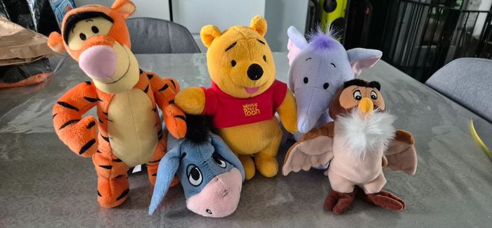 Peluches Winnie,  tigrou, Éphélant,  Bourriquet et maître hibou Disney