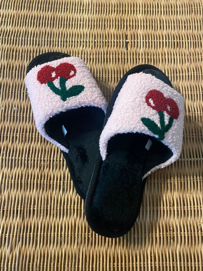 Paire de pantoufles cerises - photo numéro 4