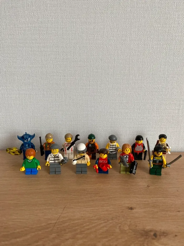 Lot de 13 figurines lego