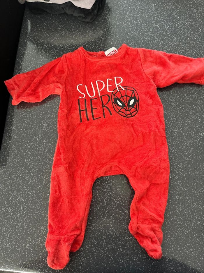 Pyjama taille 1 mois en très bon état