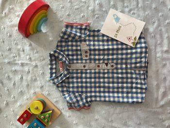 chemise manches courtes bleu et blanc inscription au dos boutons pressions 23 mois du pareil au même