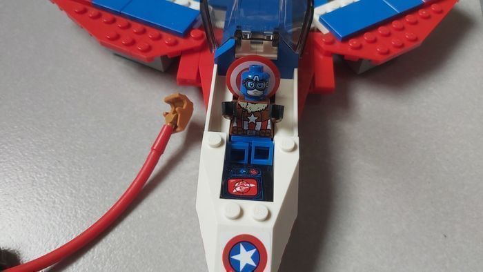 Lego Marvel Super Heroes 76076 La poursuite en avion de Captain América - photo numéro 7