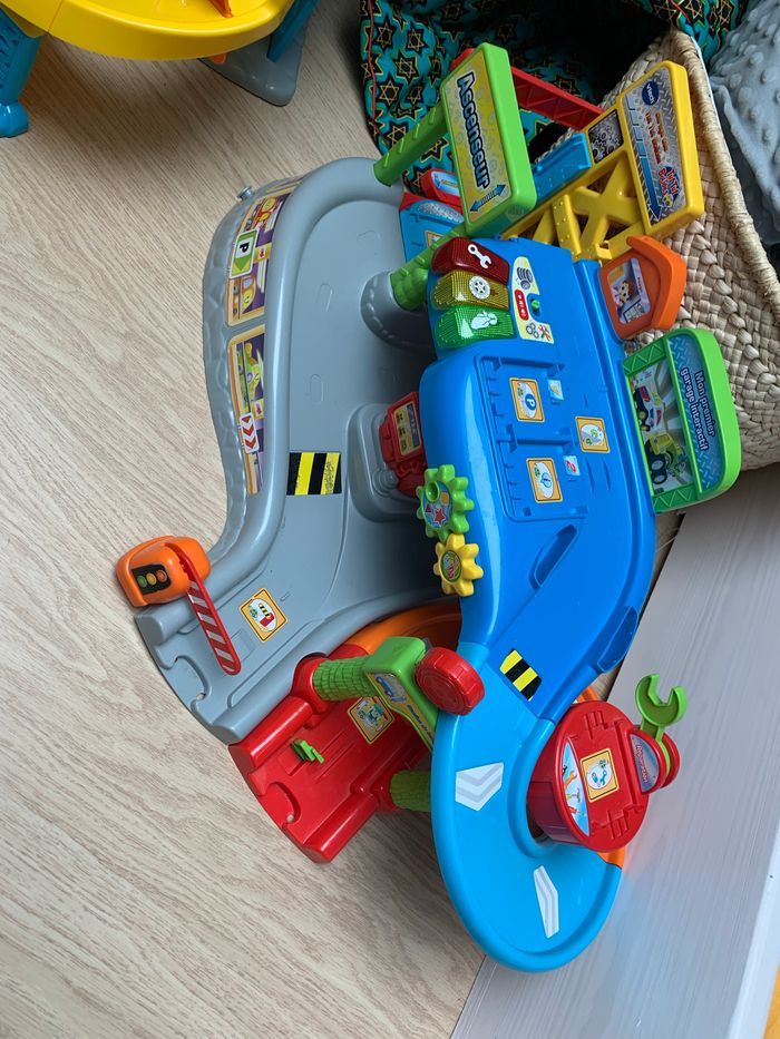Lot tut tut bolides ( garage + caserne de pompiers + routes additionnelles) - photo numéro 2