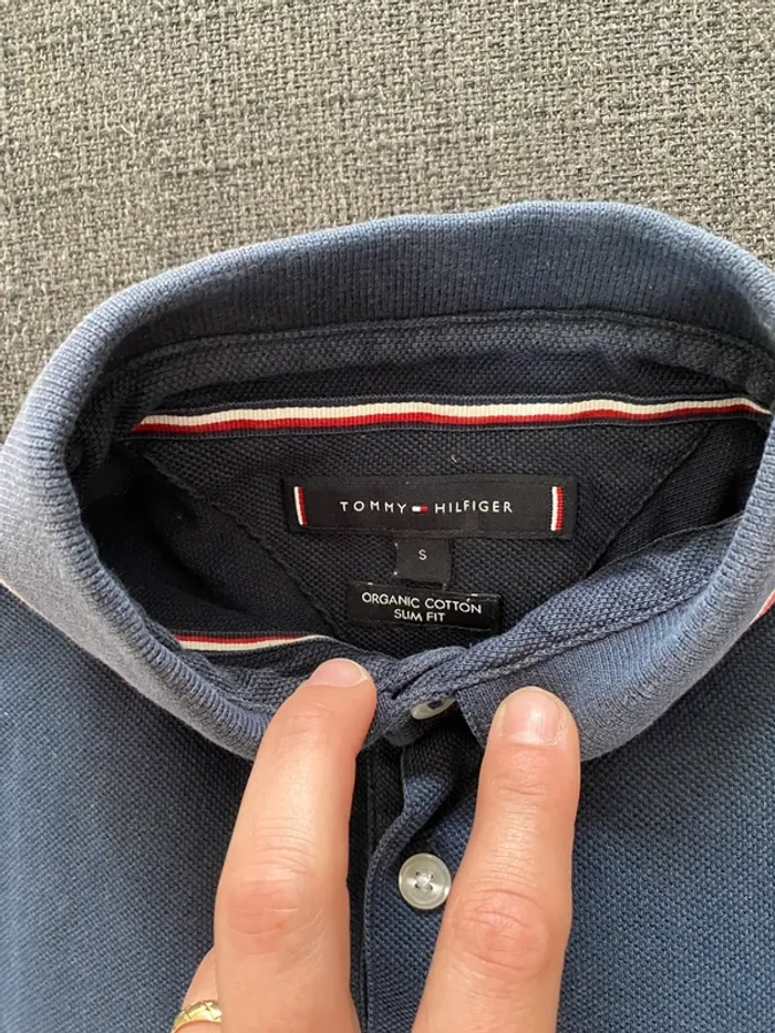 Lot 2 polos Tommy Hilfiger homme taille S Noir & Bleu Marine Très bon état - photo numéro 2