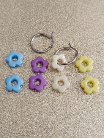 Boucles d'oreilles mini créoles argentées avec pampilles fleurs