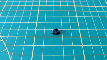 Crochet droit du pavillon 78B n°78 pièce détachée Porsche 911 Carrera RS 2.7 1/8 1/8ème Altaya #B37