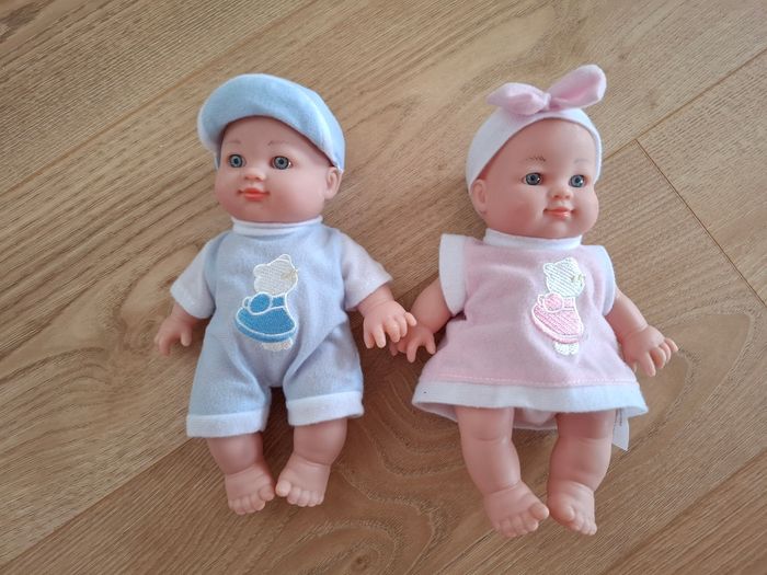 2 poupées jumeaux