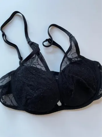 Soutien gorge noir & other stories 75B