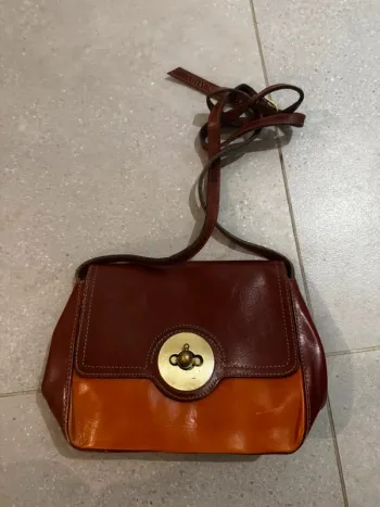 Sac à bandoulière en cuir, il y a des marques d'usures, 22x16cm